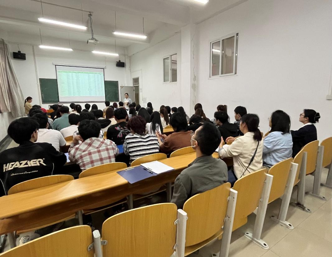 会议室里的人们AI 生成的内容可能不正确。